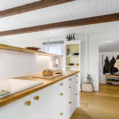 2 Bedroom Lovely In * 티스테드
