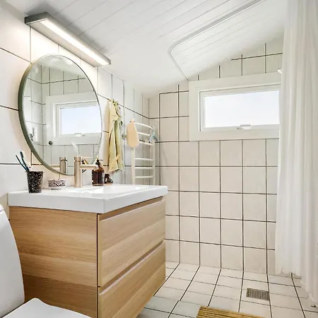 2 Bedroom Lovely In * 티스테드